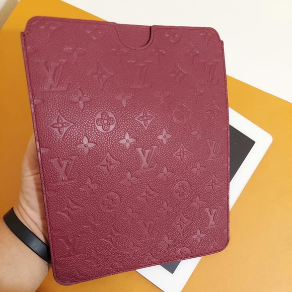 LOUIS VUITTON
Empreinte iPad Softcase Infini - Picture 8 of 10